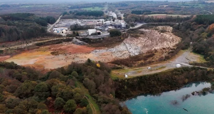 Une immense mine pollue la Bretagne, l’État ferme les yeux